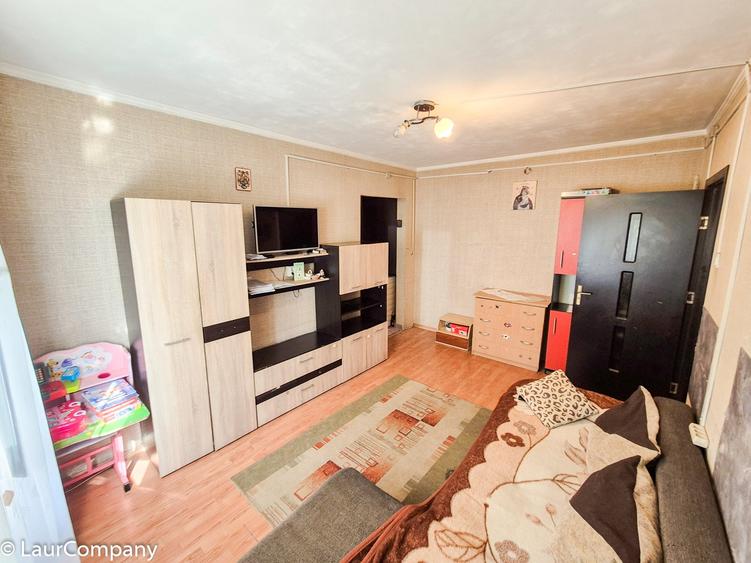 Apartament cu 3 camere semidecomandat în Trivale