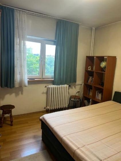 Apartament cu 3 camere decomandat în P-ța Victoriei