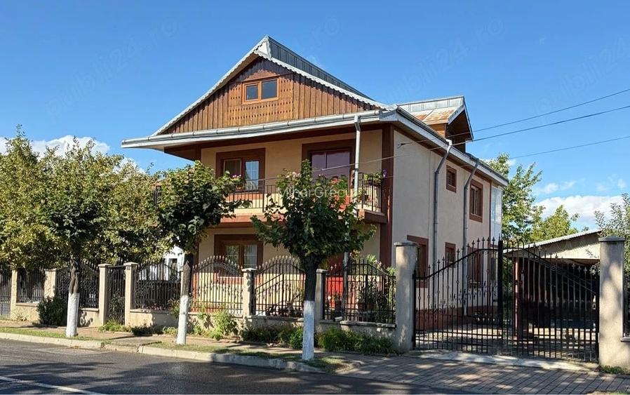 Casa din caramida cu o suprafata de 205 mp compusa din demisol, parter si etaj.