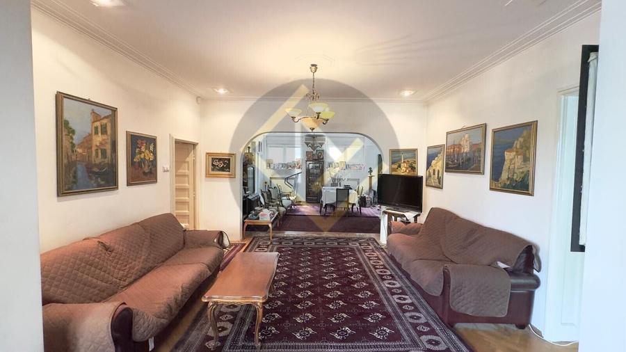 Casă individuală cu 10 camere cu Teren 570 Mp în Domenii