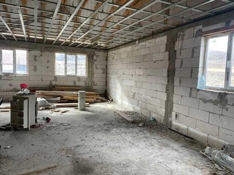 Casă cu 3 camere decomandat în Dârlos