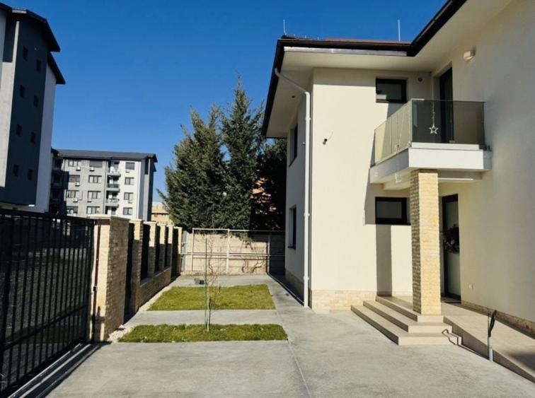 Casă individuală cu 8 camere cu Canalizare în Drumul Taberei