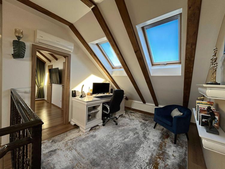 Apartament cu 4 camere decomandat în Central