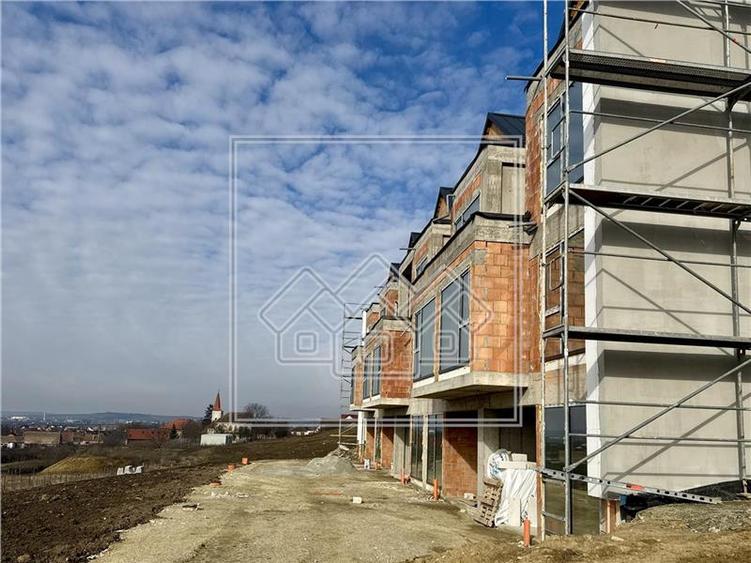 Duplex cu 4 camere cu Canalizare în Gușterița