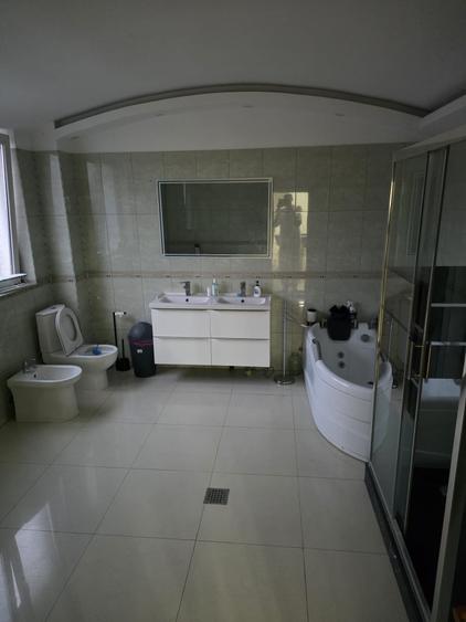 Casă individuală cu 9 camere cu Teren 150 Mp în Brătianu