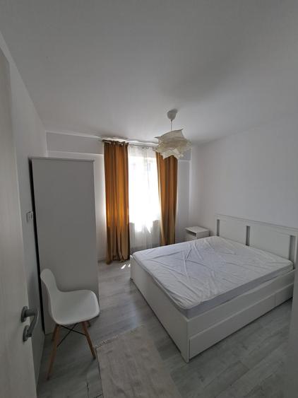 Apartament cu 3 camere decomandat în Titan