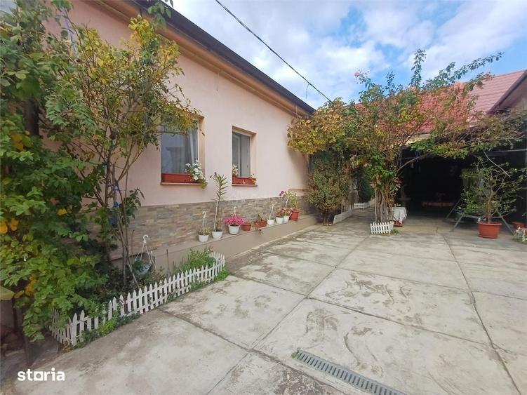 Casă cu 3 camere semidecomandat în Central