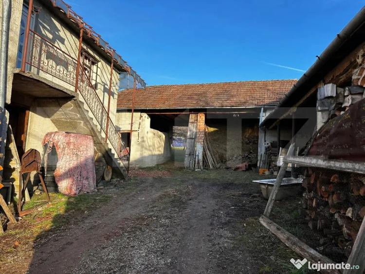 Casă cu 4 camere cu Teren 2500 Mp în Hurez