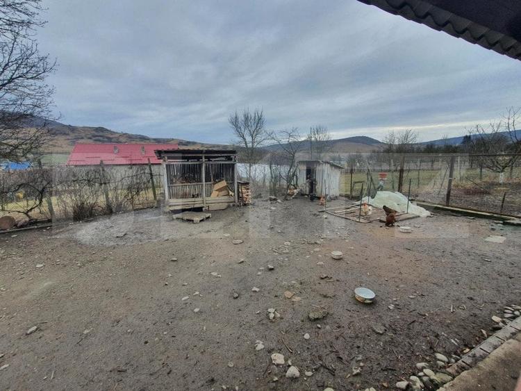 Casă individuală cu 3 camere cu Garaj în Periferie