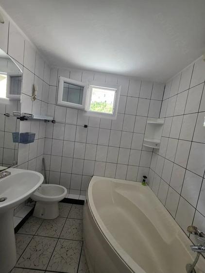 Apartament cu 3 camere semidecomandat în Fizicienilor