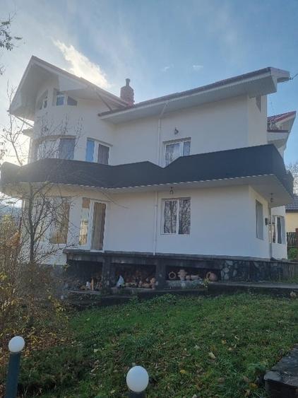Casă individuală cu 10 camere cu Teren 785 Mp în Central