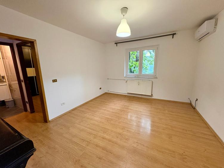 Apartament cu 3 camere semidecomandat în P-ța Reșița