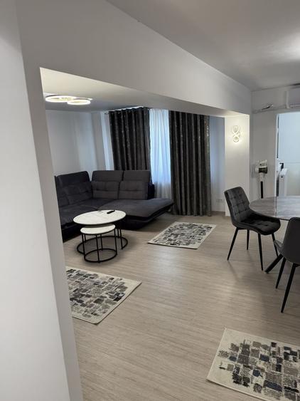 Apartament cu 4 camere decomandat în Central