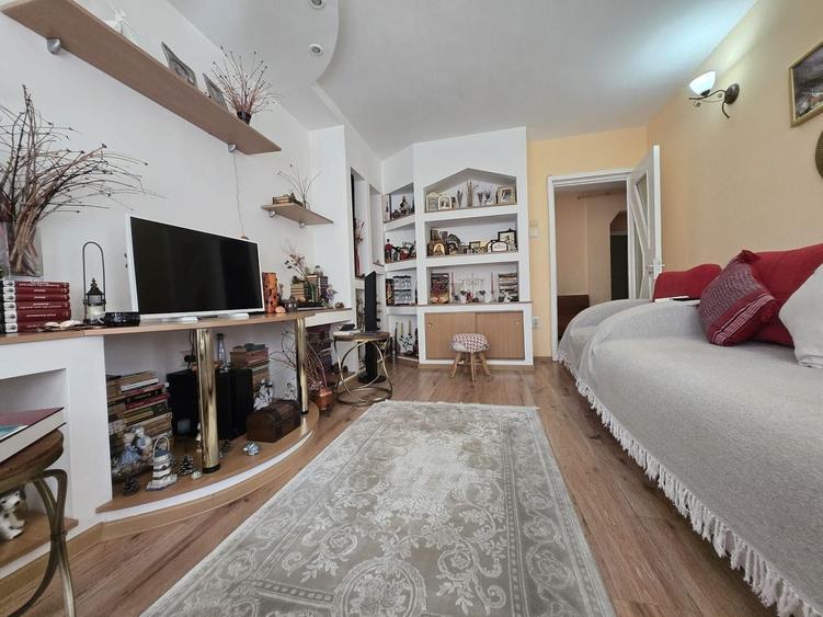 Apartament cu 3 camere  de vanzare - B dul 1 Mai - 1