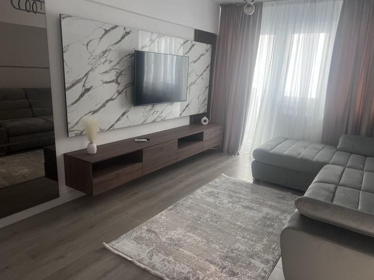 Apartament cu 3 camere decomandat în Sârbi