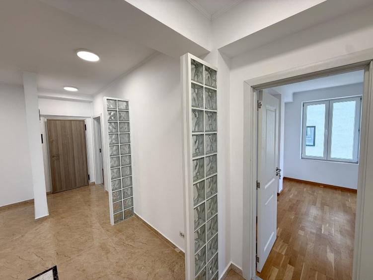 Apartament cu 4 camere decomandat în Sisești