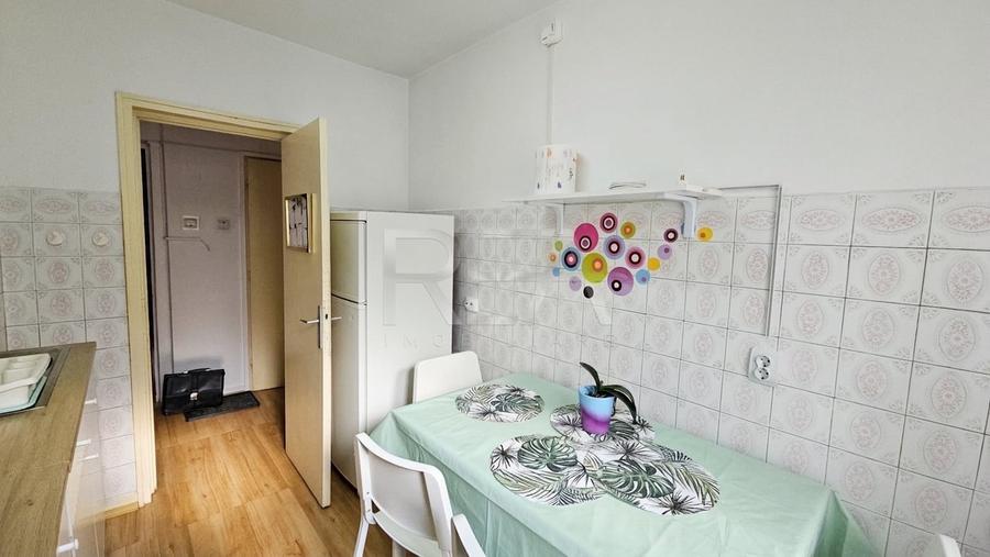 Apartament cu 3 camere semidecomandat, mobilat în Jiului