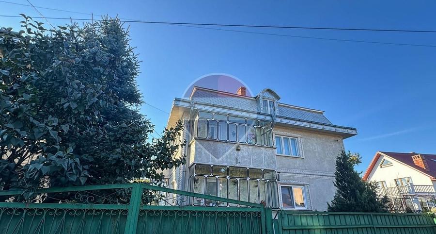 Casă individuală cu 7 camere cu Teren 583 Mp în Central