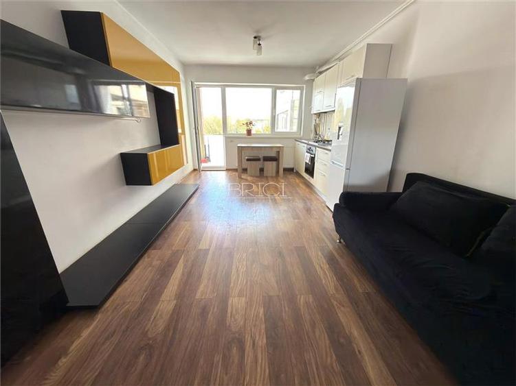 Apartament cu 2 camere semidecomandat în Tractorul
