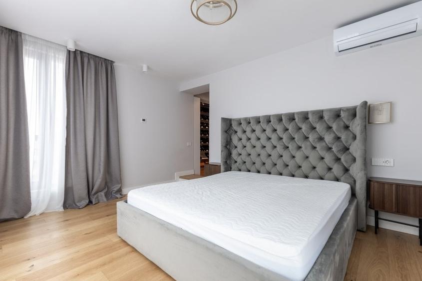 Penthouse cu 7 camere decomandat, mobilat în Polonă
