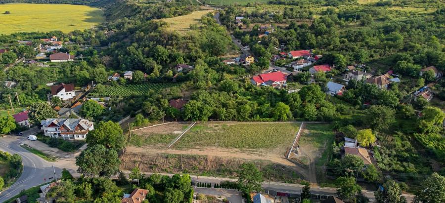 Teren de vanzare la Niscov ! Fiecare parcela detine cartea funciara ,racordarea la apa exista deja pe 2 parcele. TERENUL SE AFLA LA STRADA PRINCIPAL - 2
