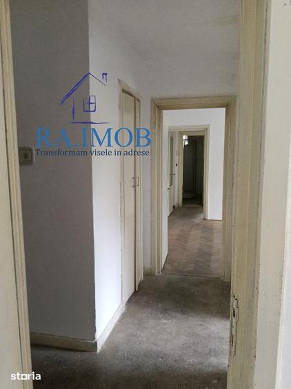 Apartament cu 3 camere semidecomandat în Republicii