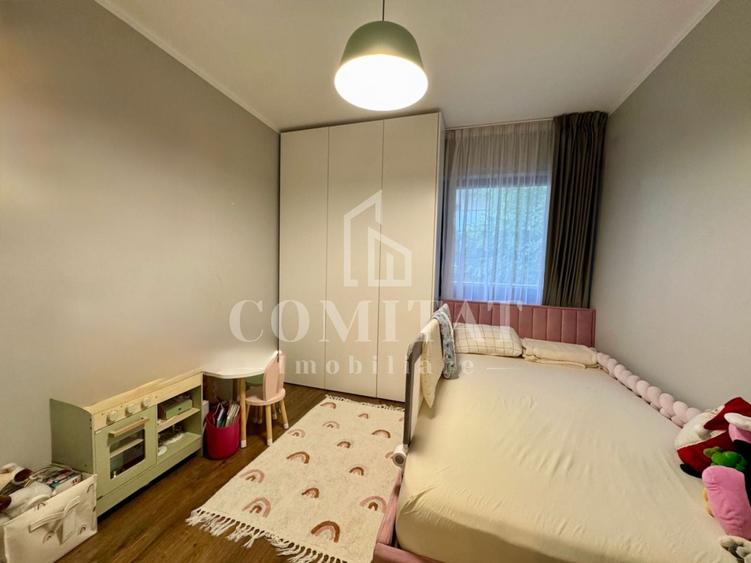 Apartament cu 3 camere semidecomandat, mobilat în Europa