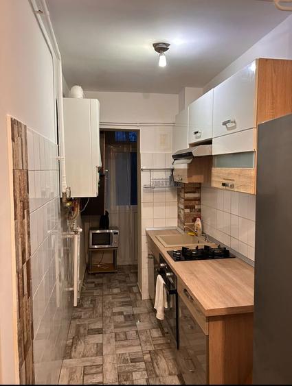Apartament cu 3 camere decomandat, mobilat în Podu Roș