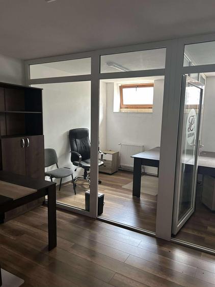 Casă individuală cu 11 camere cu Canalizare în Central