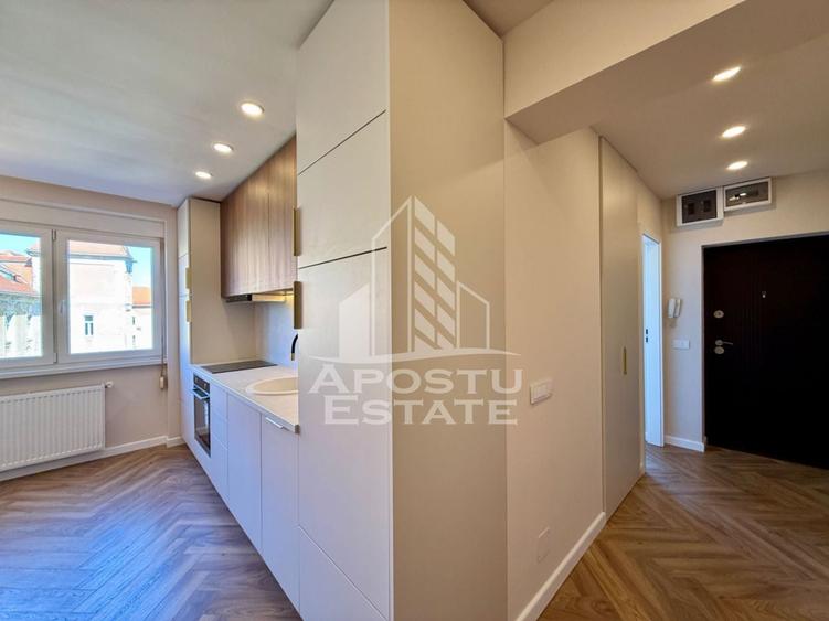 Apartament cu 3 camere semidecomandat, mobilat în P-ța Victoriei