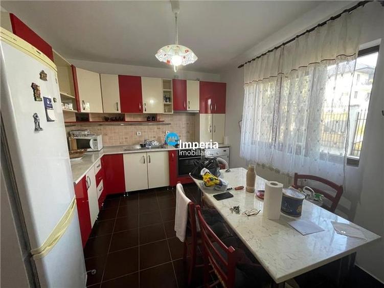 Casă individuală cu 7 camere cu Canalizare în Rediu