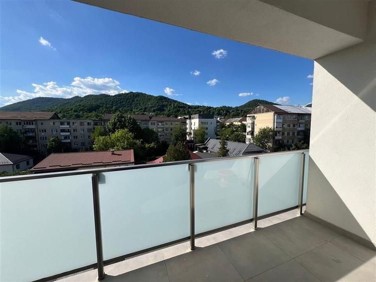 Apartament cu 3 camere decomandat în Săsar