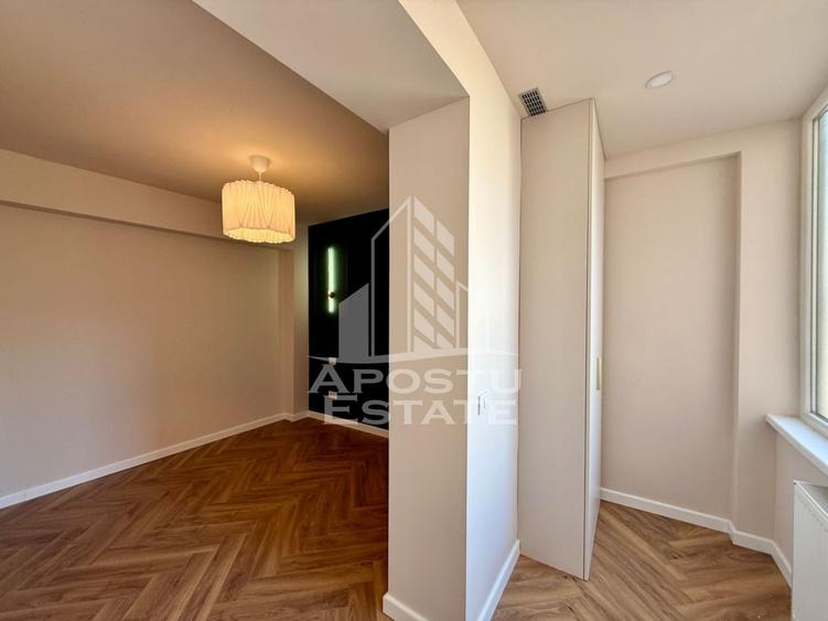 Apartament cu 3 camere semidecomandat, mobilat în P-ța Victoriei
