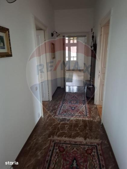 Casă cu 6 camere cu Teren 3300 Mp în Central