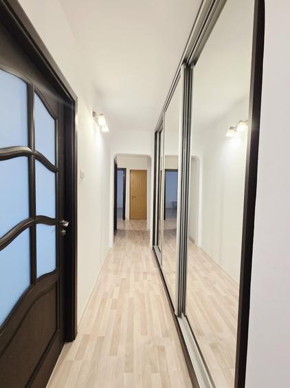 Apartament cu 3 camere decomandat în Piața Centrală