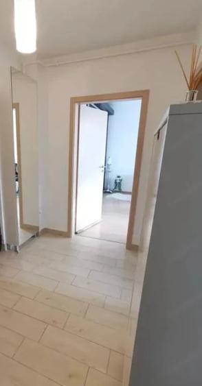 Apartament cu 2 camere decomandat în Tractorul