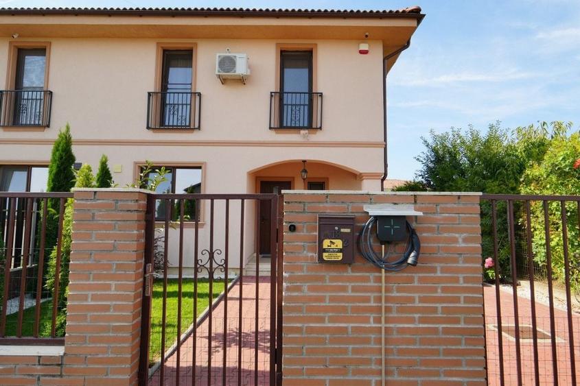 Casă individuală cu 4 camere cu Canalizare în Dumbrăvița