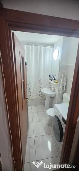 Apartament cu 3 camere semidecomandat în Florilor
