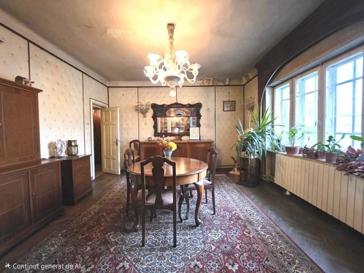 Apartament cu 5 camere decomandat în P-ța Universității