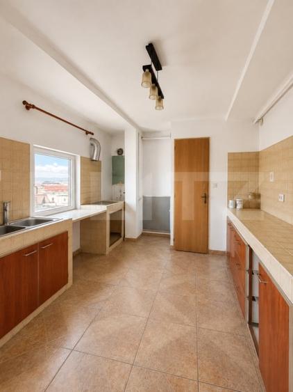 Apartament cu 4 camere decomandat în Central