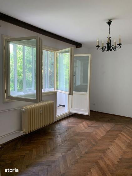 Apartament cu 3 camere semidecomandat în Berceni
