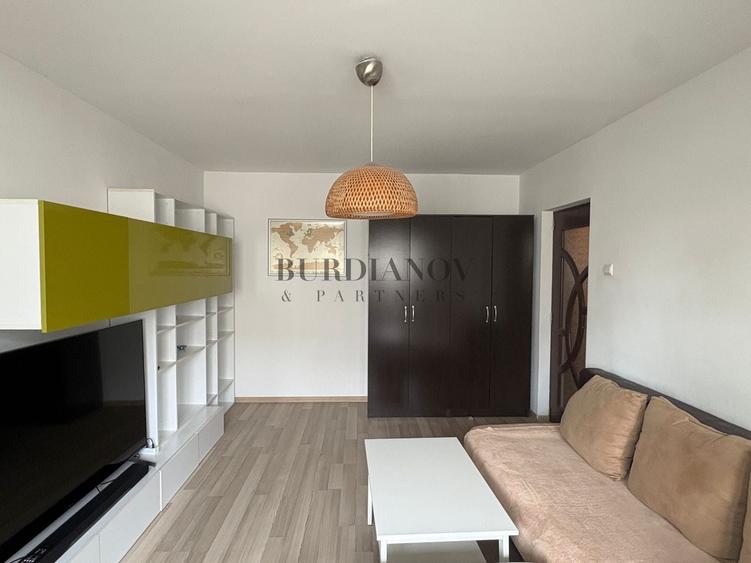 Apartament cu 3 camere decomandat în Vitan