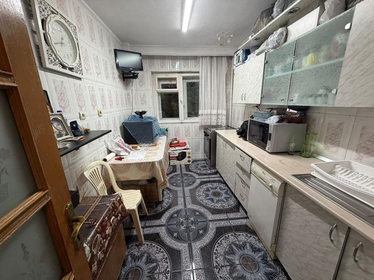 Apartament cu 3 camere semidecomandat, mobilat în Tei