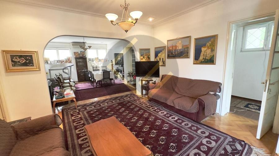 Casă individuală cu 10 camere cu Teren 570 Mp în Domenii