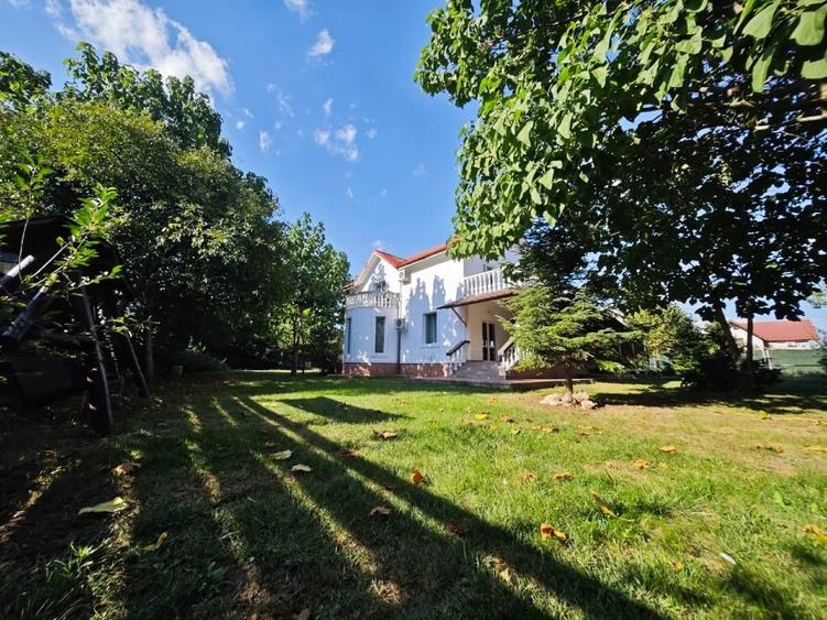 Casă individuală cu 5 camere cu Garaj în Ostratu