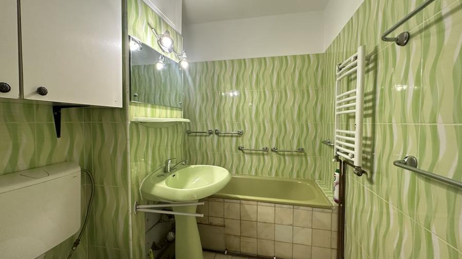 Apartament cu 3 camere decomandat, mobilat în Torontalului