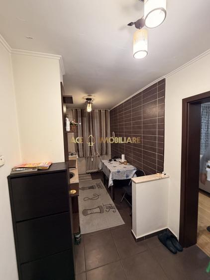 Apartament cu 3 camere decomandat, mobilat în Tei
