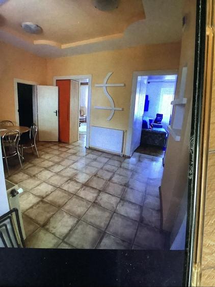Inchiriez un apartament central. cu 2 , camere , living, curte - 3
