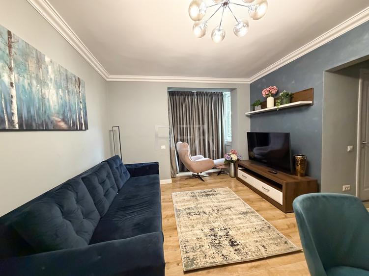 Apartament cu 3 camere semidecomandat, mobilat în P-ța Unirii