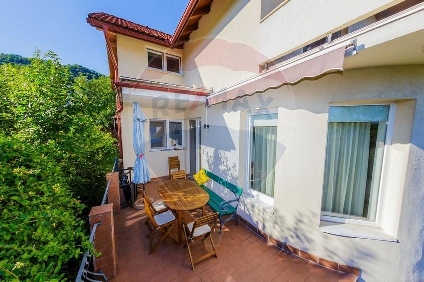 Casă individuală cu 5 camere cu Teren 600 Mp în Central